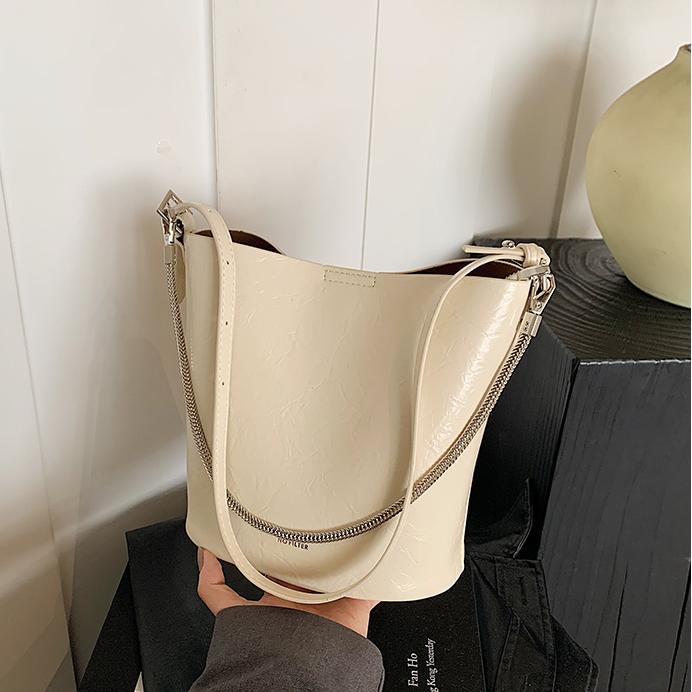 Alta sensación retrógrada de cera de cuero bolso de agua para mujeres 2024 nuevo nicho Zhong universal bolso de hombro de moda bolso de mochila