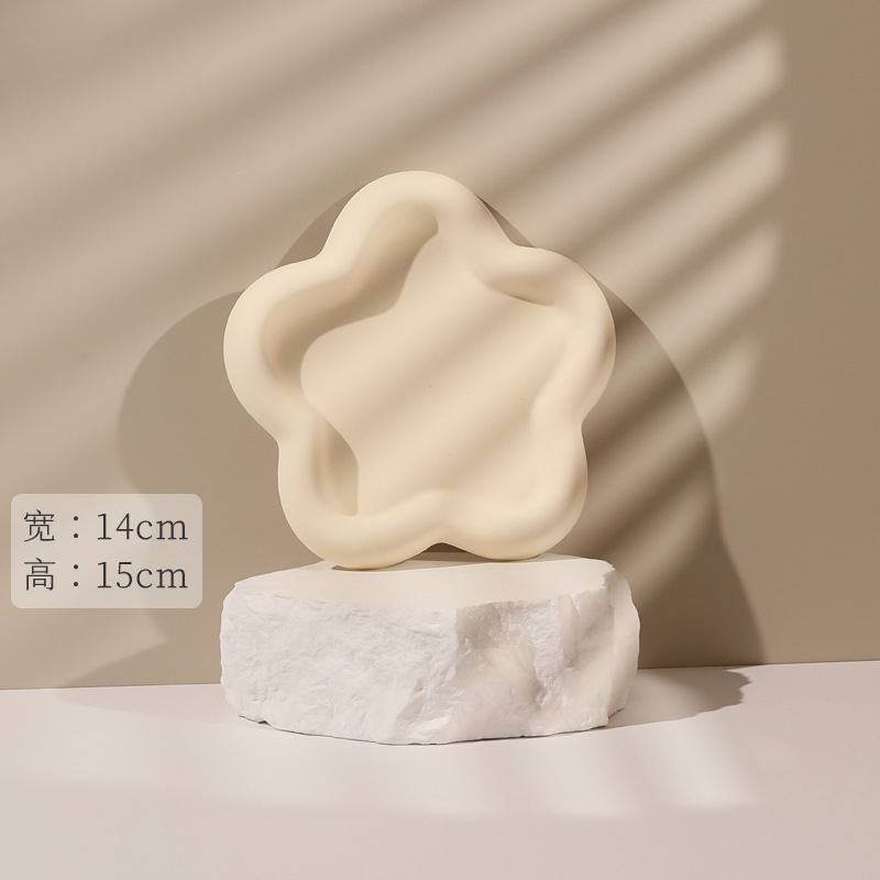 베이지색 꽃 트레이