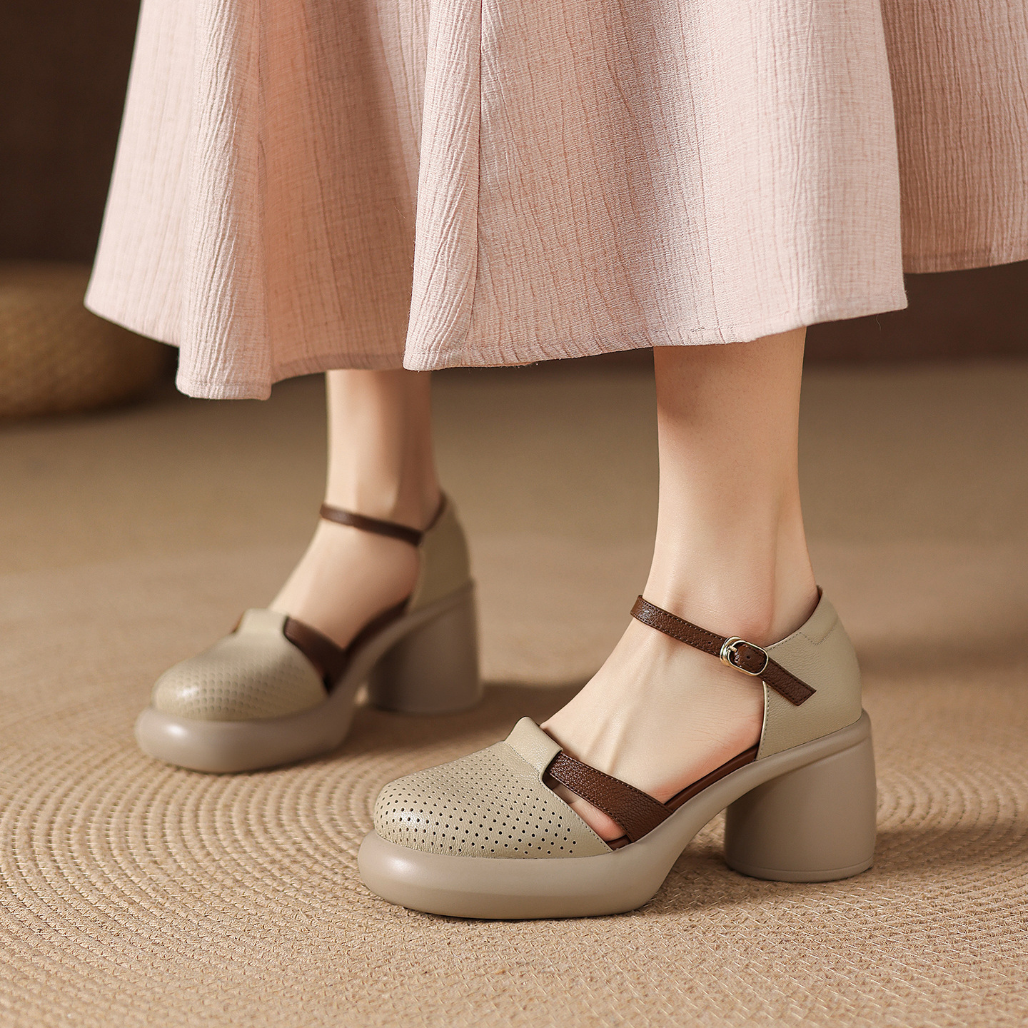 Sandal nữ da cừu mũi trùm đục lỗ quai ngang khóa một chữ gót thô 7.5 cm — màu trắng ngà