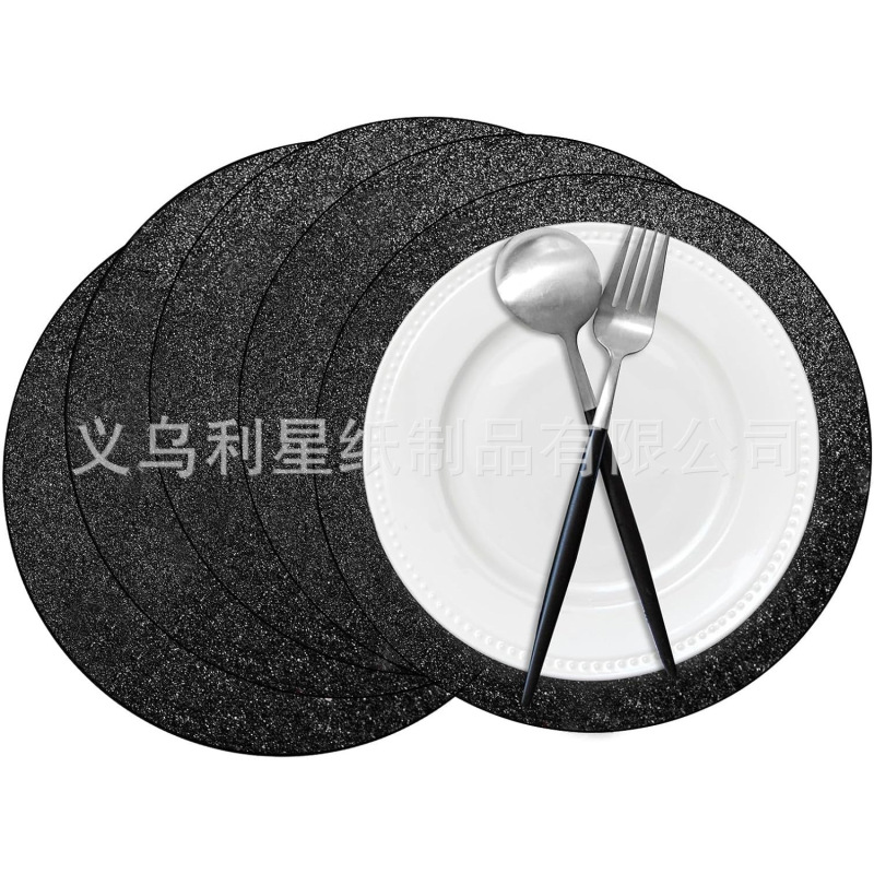 使い捨てのテーブルは食事のマットを敷きます。|undefined
