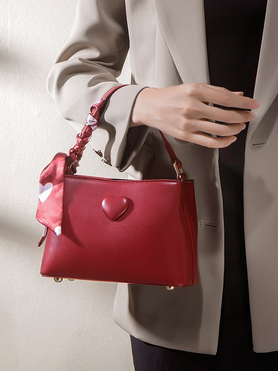 Bolso de boda de novia rojo portátil de nicho para mujer 2025 nuevo bolso de hombro de mensajero de viaje de amor de alta gama