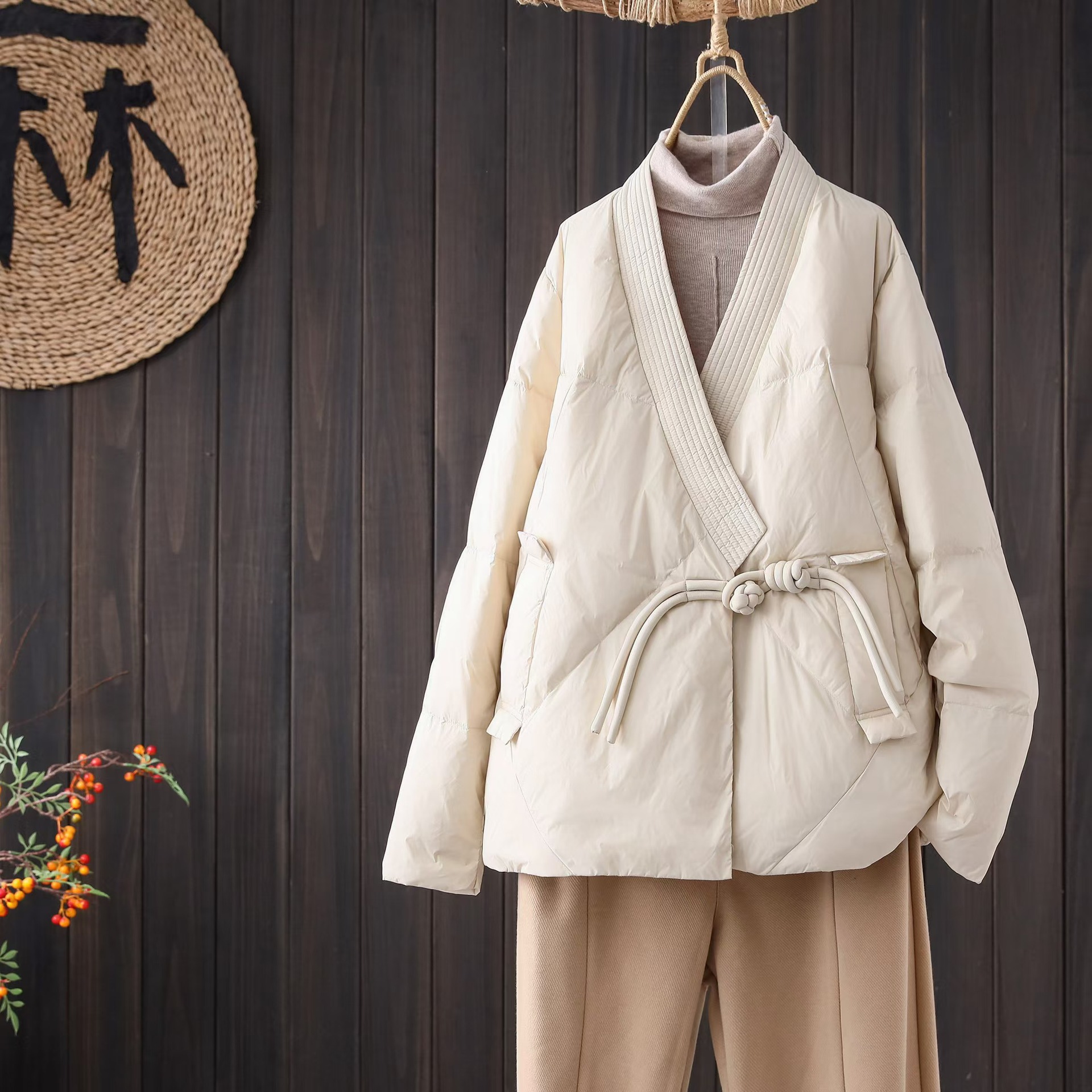 跨境秋冬新款小众设计感系带显瘦A型羽绒服女短款文艺V领外套潮