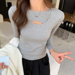 2101正肩修身长袖t恤女内搭秋冬设计感镂空交叉领条纹打底衫上衣