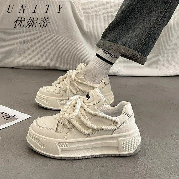 Zapatos blancos de suela gruesa para mujeres primavera y otoño 2024 nuevos zapatos deportivos casuales de pan de altura, zapatos de skate ligeros