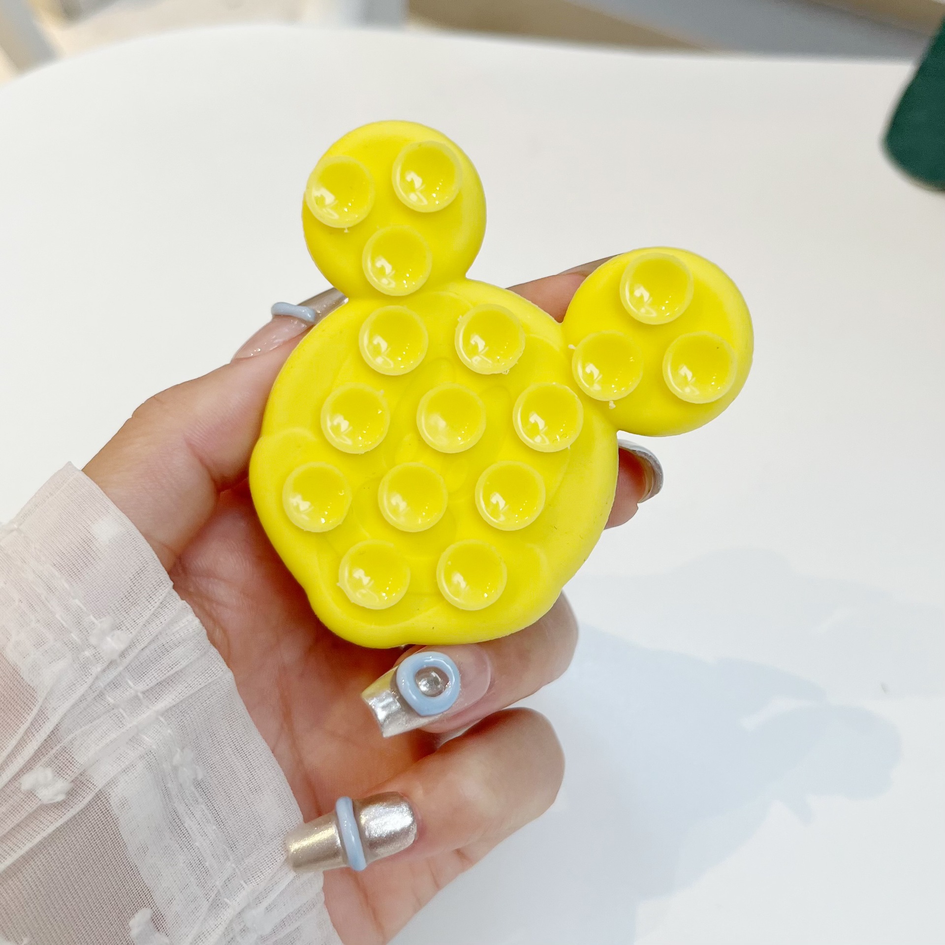 미키(연한 노란색)