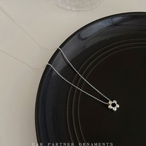 Minimalist Cool Metal Black Flower Pendant Necklace for Women, Personal Style, Simple and Versatile, Elegant Choker, Clavicle Chain