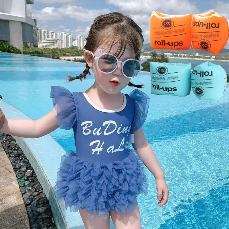 Niña trajes de baño azules con brazaletes