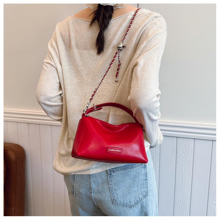 A stylish and elegant hand-held small square bag for women in the summer of 2025, featuring an Instagram-chic and high-end single-shoulder crossbody women's bag undefined