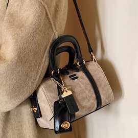 2025新款英伦风枕头包包女式手提小拎包单肩斜挎包百搭通勤腋下包