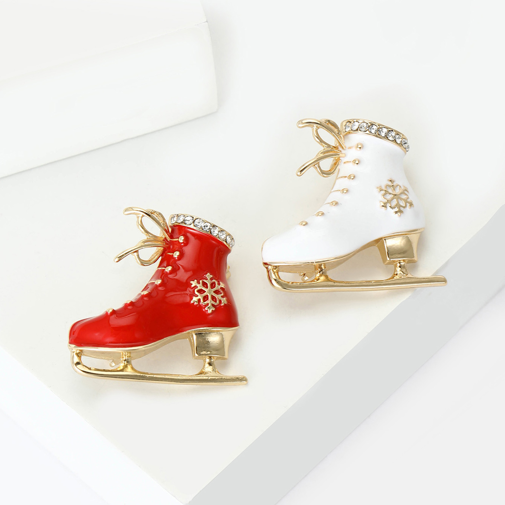 New European and American Fashion Christmas Ice Skate Brooch with Rhinestones and Enamel, Versatile and Stylish Suit Lapel Pin
