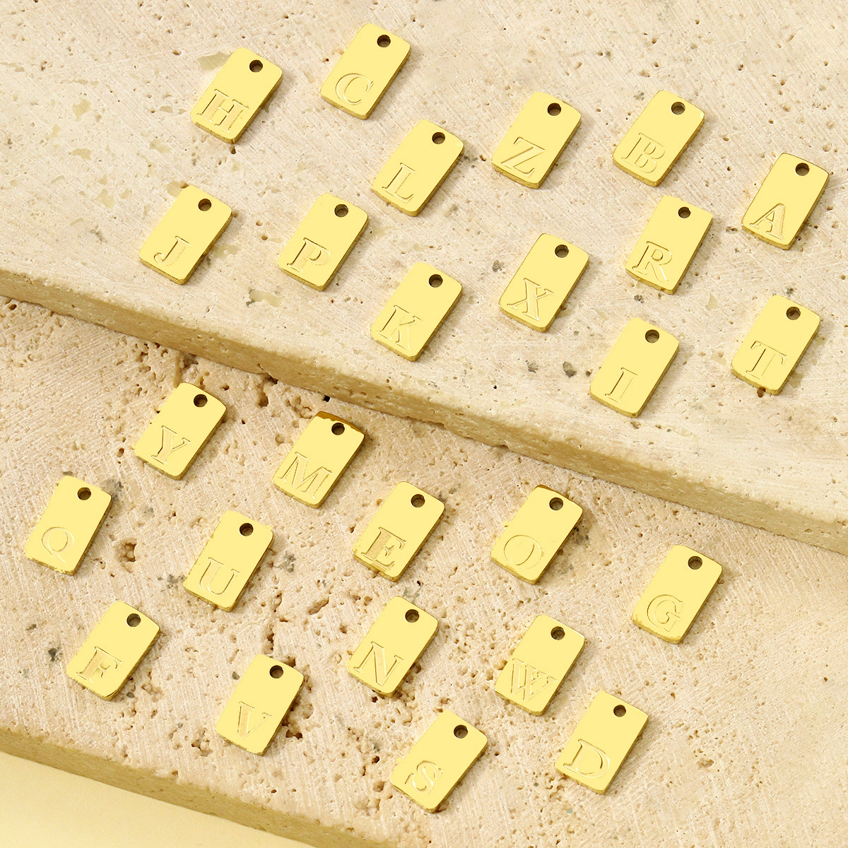 方形26个英文字母diy钛钢小吊坠项链女A-Z手链不锈钢饰品吊牌