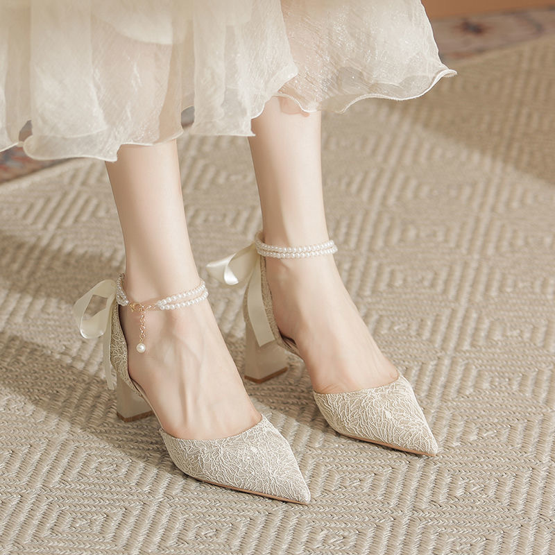 Nuevos zapatos huecos de tacones altos chinos de color champagne para mujeres 2026 cadenas de perlas de verano de alto nivel de tacones gruesos no cansados sandalias para mujeres
