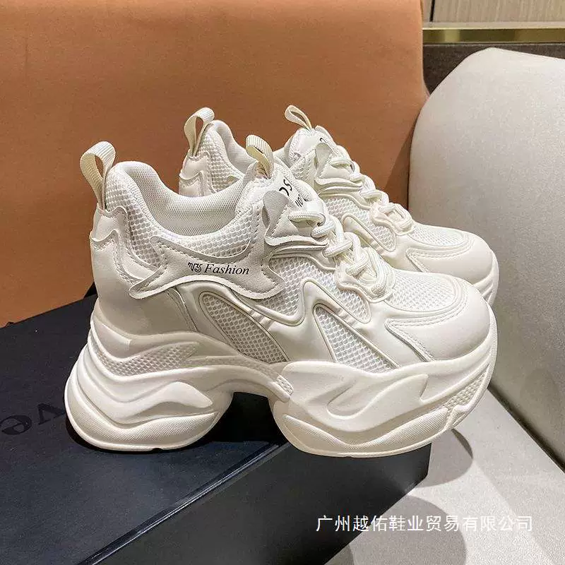 Женские кроссовки для увеличения роста 2025 весна новые универсальные спортивные туфли с толстой подошвой для миниатюрных женщин.