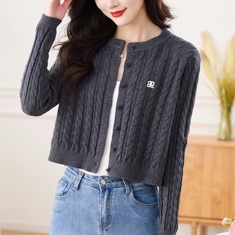 Spring and Autumn Outerwear Stylish Age-Reducing Cable Knit Sweater Jacket for Women, Beautiful and Delicate Petite Short Knitted Cardigan