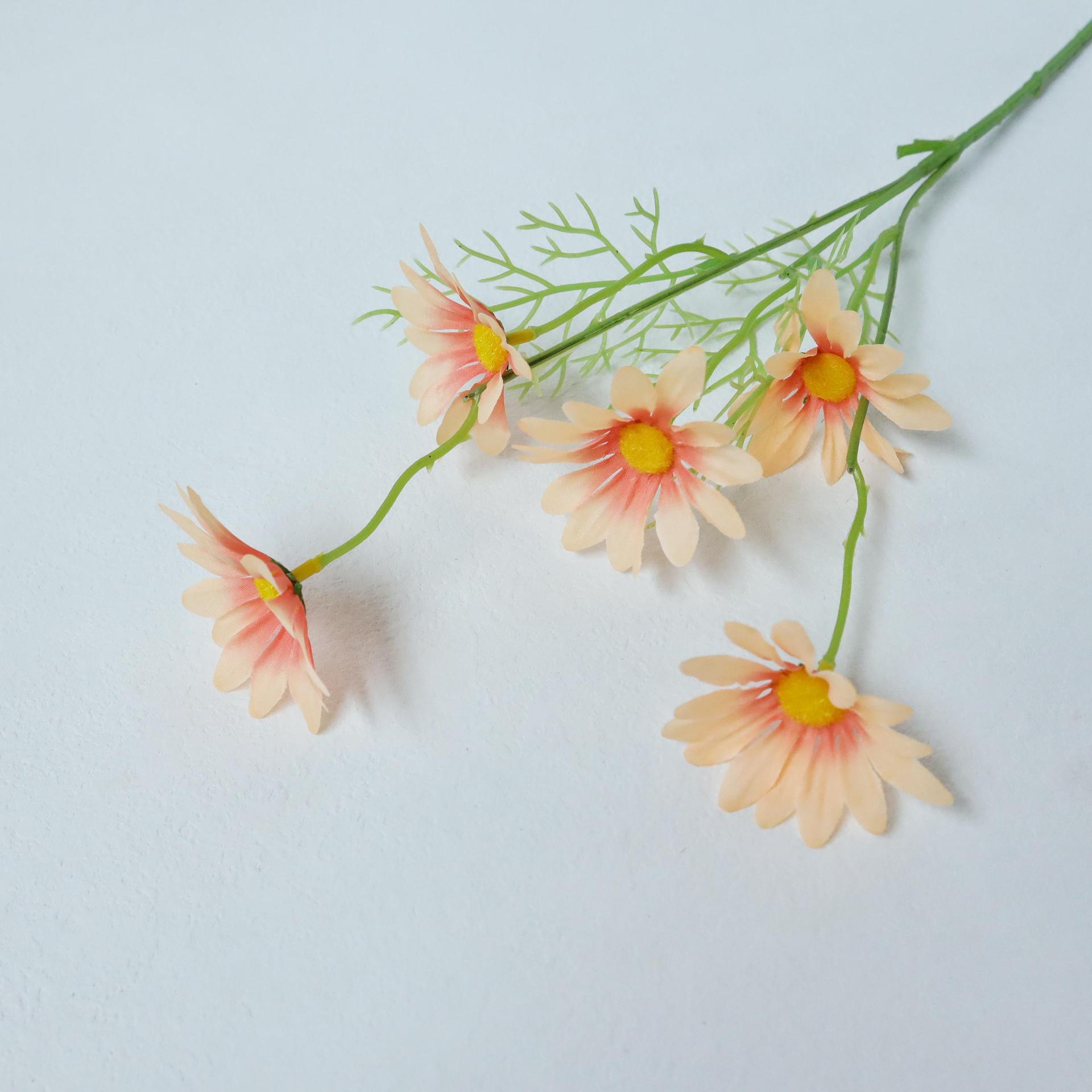 Crisantemo holandés artificial de 5 cabezas para decoración de bodas y hogar, accesorios para fotografía, flores artificiales pequeñas de margarita hechas a mano al por mayor.