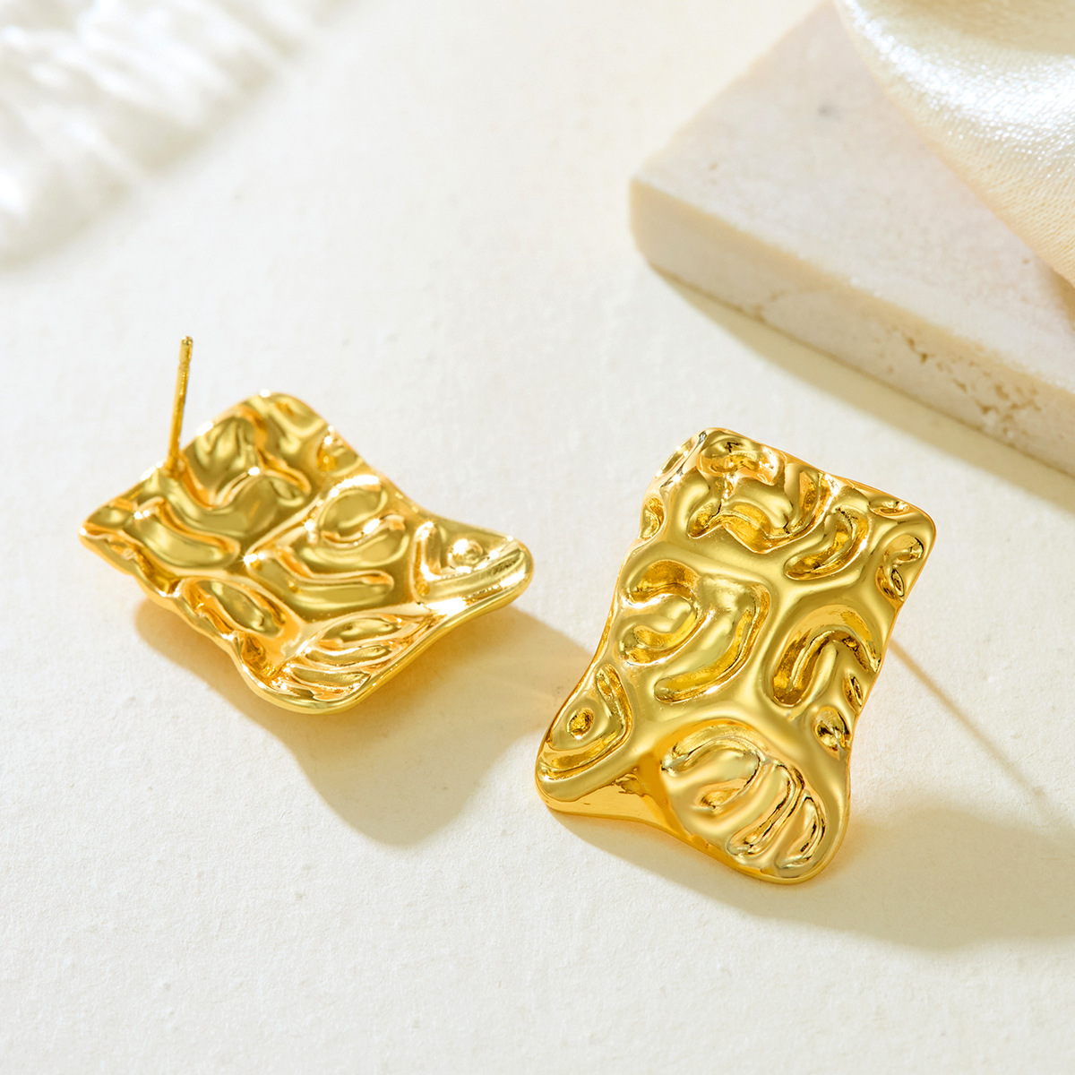 Europa y los Estados Unidos de alta calidad ligera de lujo de acero inoxidable 18K chapado en oro geometría cuadrada irregular plegado pendientes de metal pendientes image 4