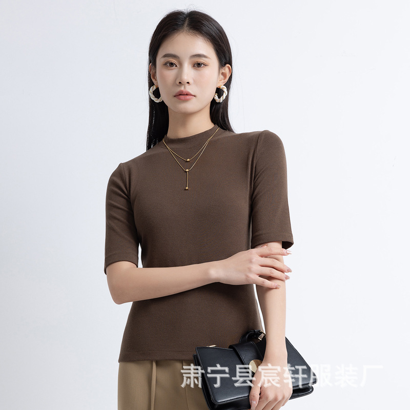 다크 브라운 컬러의 반기장 칼라 반소매