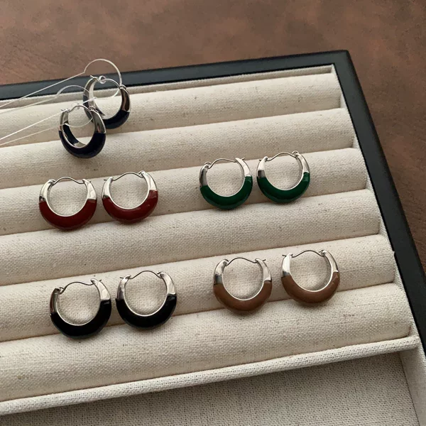European and American minimalist hoop earrings, featuring contrasting colors, a touch of luxury, a stylish and unique design, and a sophisticated look, perfect for everyday wear and commuting