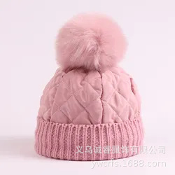 工厂批发女式针织帽纯色防风保暖缝制冬帽与毛皮绒球帽