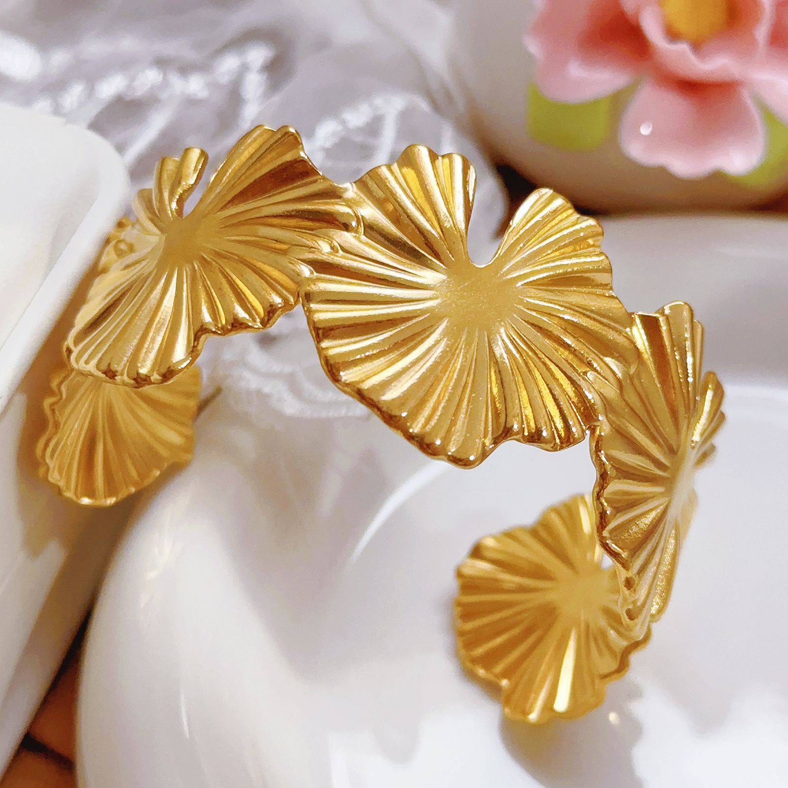 Transfronterizos Europa y América amor revista de moda viento de acero inoxidable abertura estrella de mar hueco pulsera de flores al por mayor