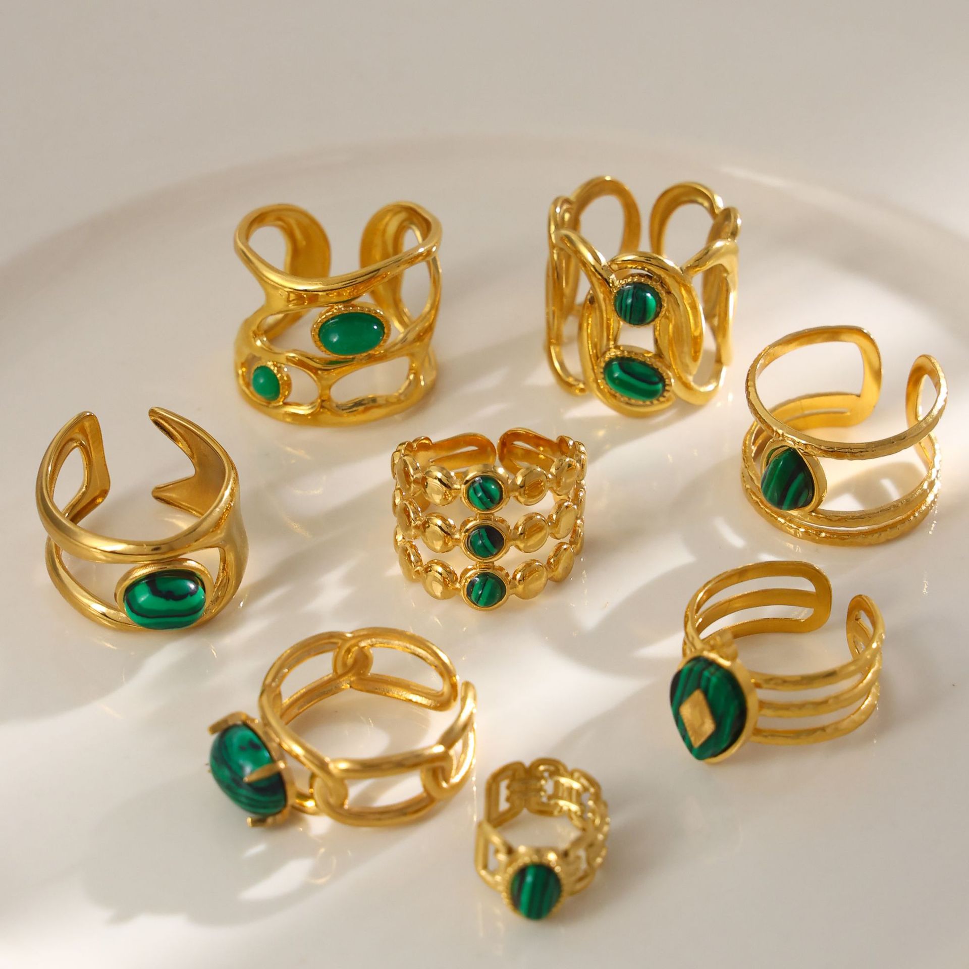 Anillo abierto de malaquita transfronteriza de oro de 18 quilates TINA de alto nivel de inducción de viento anillo de nicho de acero de titanio no se desvanece joyería