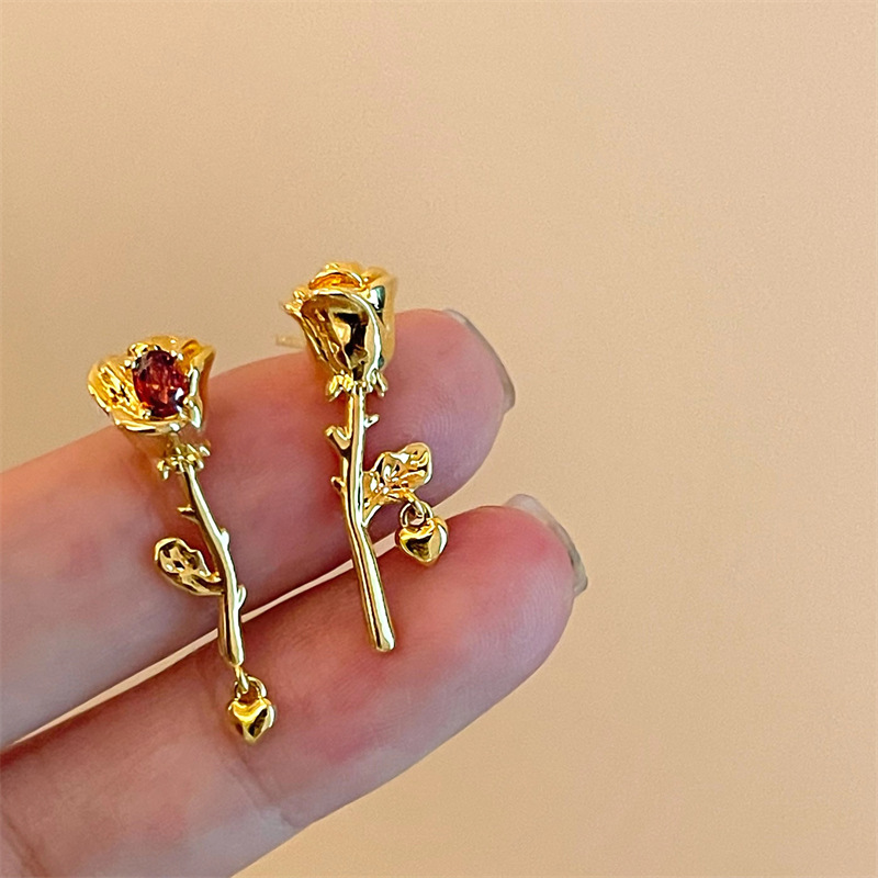 Elegant Simple Style Rose Alloy Plating Women's Ear Studs 1 Pair display picture 1