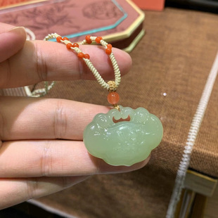 Jin Yutang Xinjiang Hetian Jade Carved Xiangyun Lock Ice Ice Moisturizing Color Refreshing Elegant and Exquisite Carved Lotus