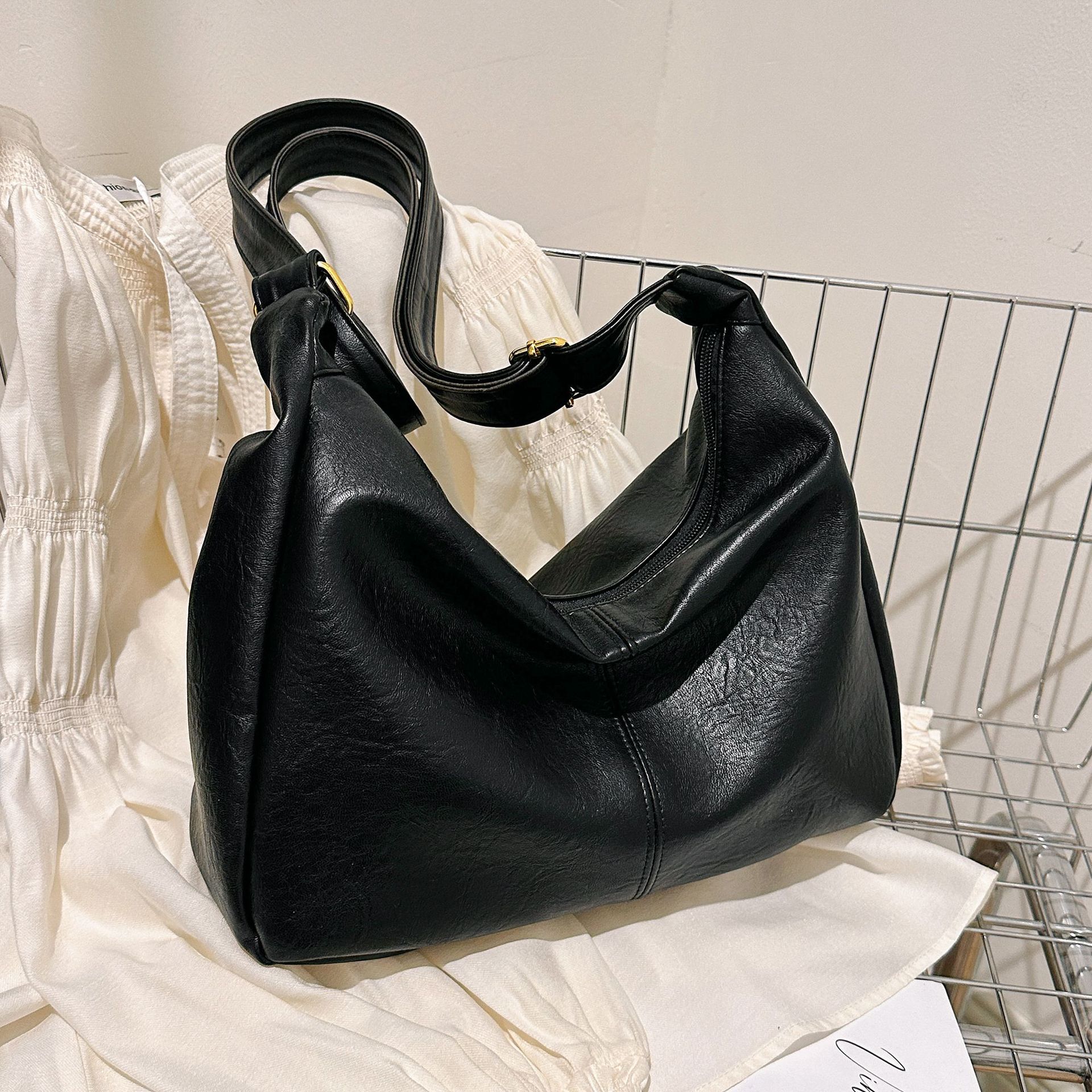Bolso de gran capacidad mujer 2024 nuevo estilo retro con bolso de cercanías bolso especial de cuero suave bolso de hombro único