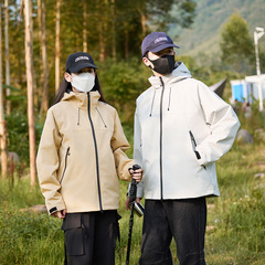 アウトドアの春と秋の単品の突撃服のジャケットの男女の同じタイプのカップルの金の色合わせのスポーツの登山の風衣の潮
