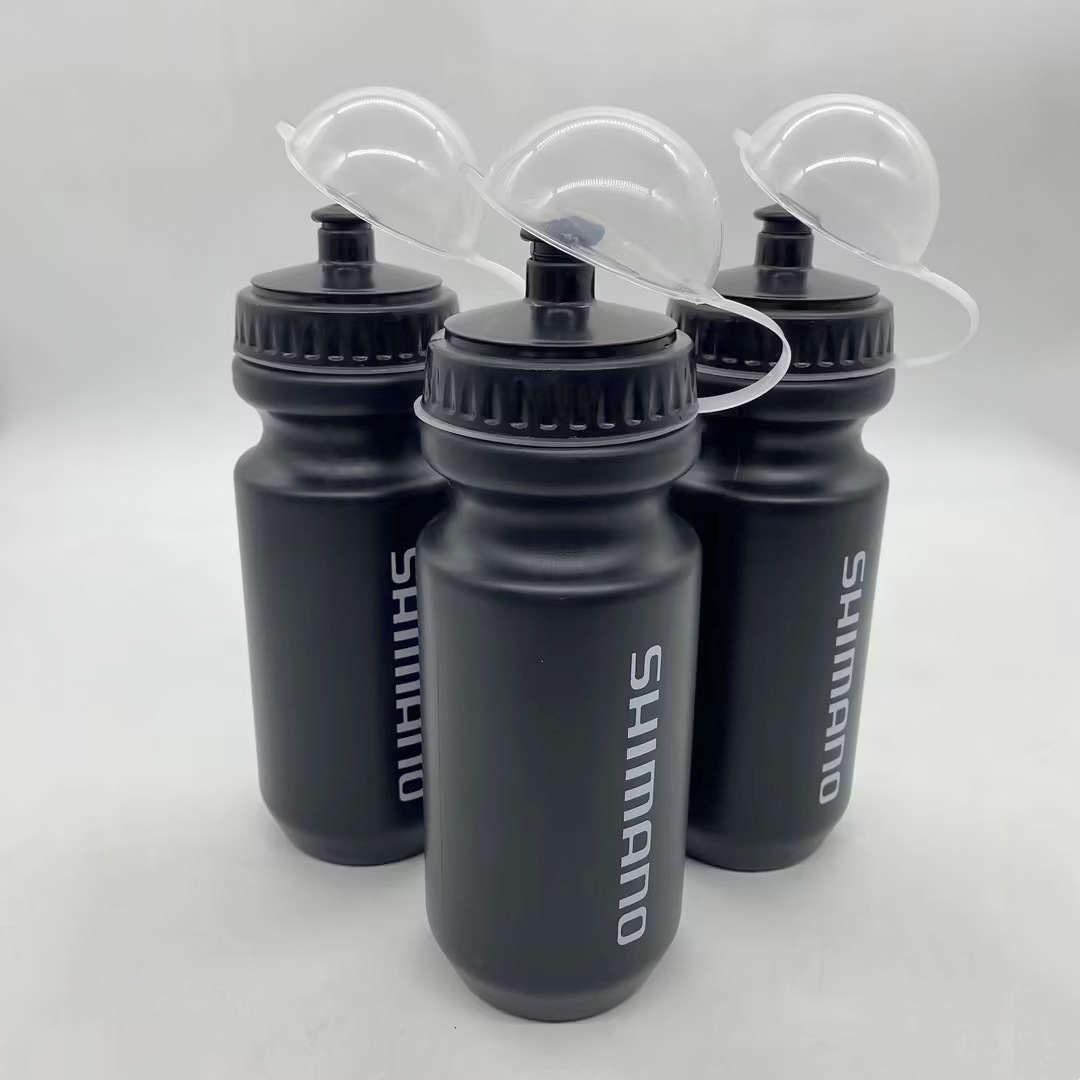 Venta al por mayor de plástico de equitación hervidor negro nueva bicicleta de montaña deportes taza de agua de plástico