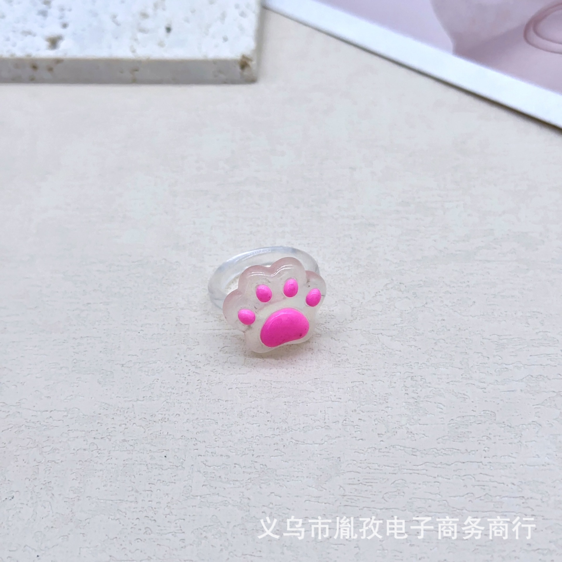Nuevo transparente luminoso gato de dibujos animados Palma garra de gato Oso De Palma anillo de resina linda chica Linda joyería de joyería Linda