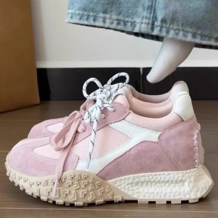 Pequeño aumento de altura de 7cm zapatos de entrenamiento de mujeres primavera y verano 2025 nuevos zapatos casuales de suela gruesa de color combinado zapatos de mujer Agan