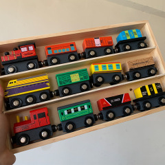 木製の12本の小型列車のセットのトーマズは木の箱の慣性の磁気の子供の益智の趣味のセットのおもちゃを持ちます。