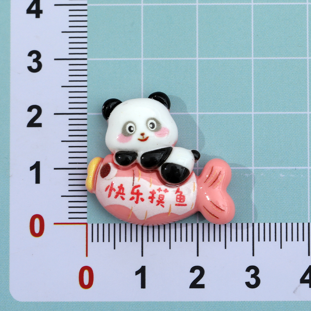 Panda de pesca feliz