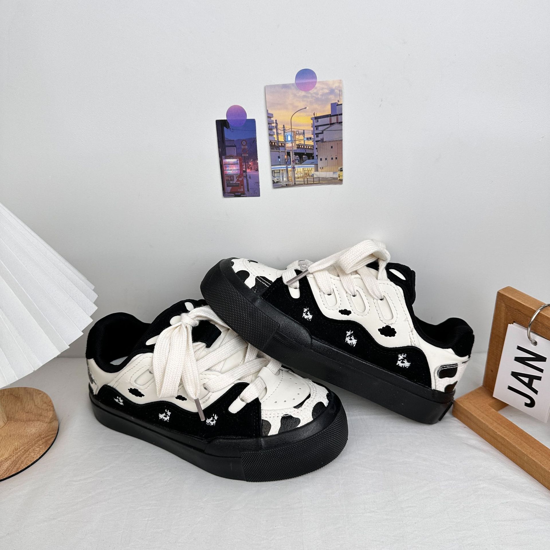 Far Wave 2025 Spring Student Low Colging Shoes Versión coreana de los zapatos de skate de tendencia de todo fósforo Zapatos de lona estilo Hong Kong cabello femenino