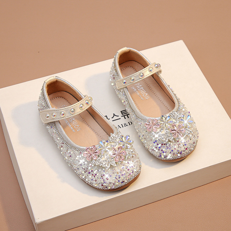 Zapatos de princesa de niñas, primavera de 2026, nuevos zapatos de cuero de arco, moda universal, zapatos de diamante suaves