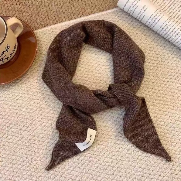 Vintage Plaid Soft Scarf for Women, Autumn and Winter Warm Decorative Triangle Scarf, High-End Neck Scarf Accessory Vintage Plaid Soft Scarf for Women, Autumn and Winter Warm Decorative Triangle Scarf, High-End Neck Scarf Accessory