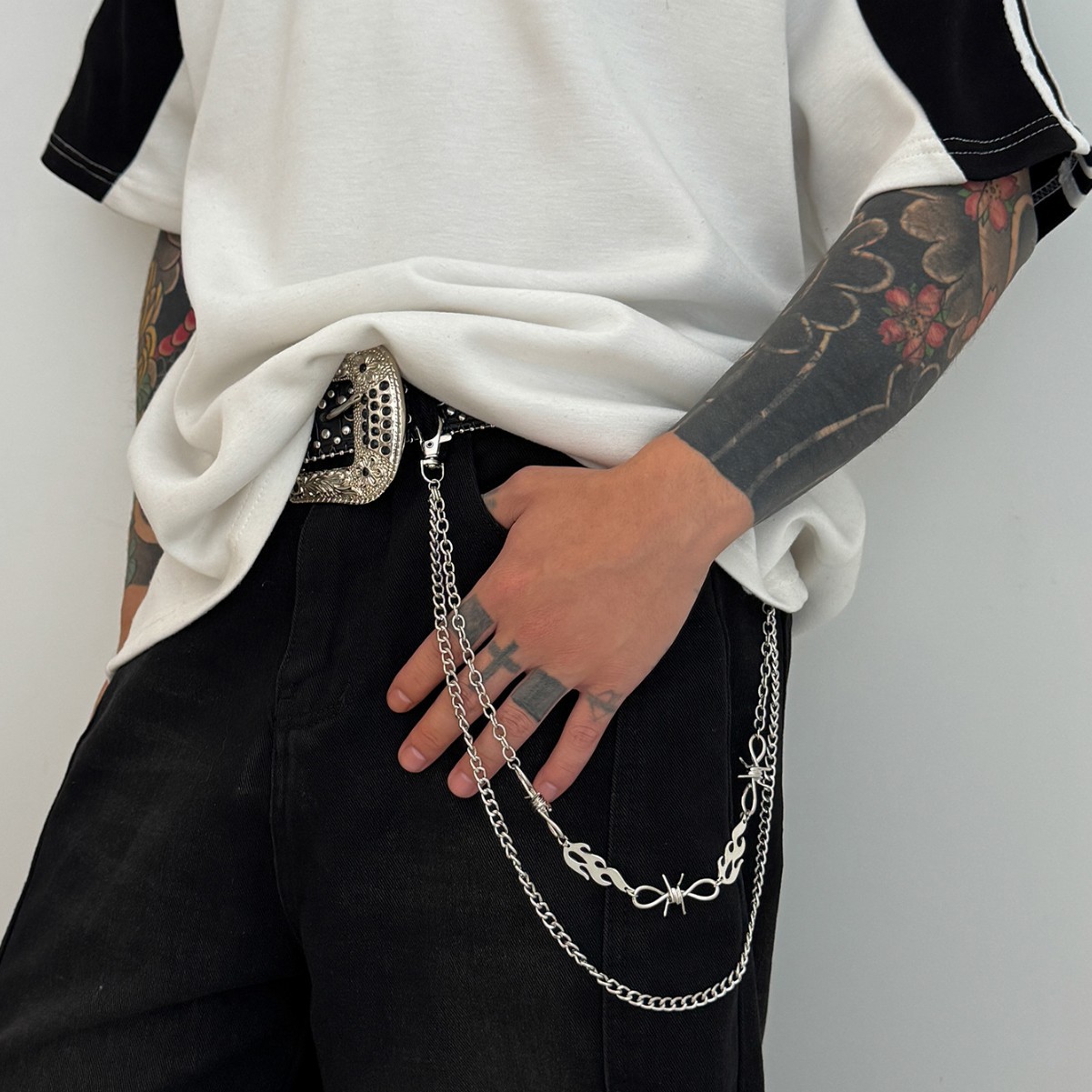 Europäische und amerikanische Hip-Hop-Nischen-Flammenhosen, hochwertige Herren-Crossborder-Jeans, Accessoires mit Metall-Hängekette für die Taille_voghion.com