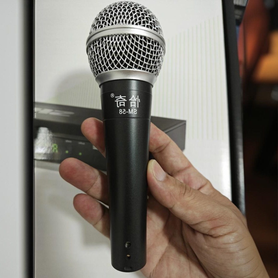 Chucky Sm58 Microphone Dynamic Microphone Professional Stage Performance Ktv Recording Live Broadcast Sm58L Microphone Noise Reduction Companion Play