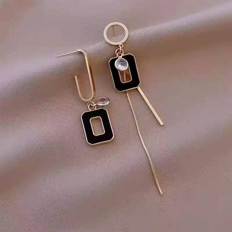 Orecchini a lobo geometrici coreani con nappe e diamanti_voghion.com