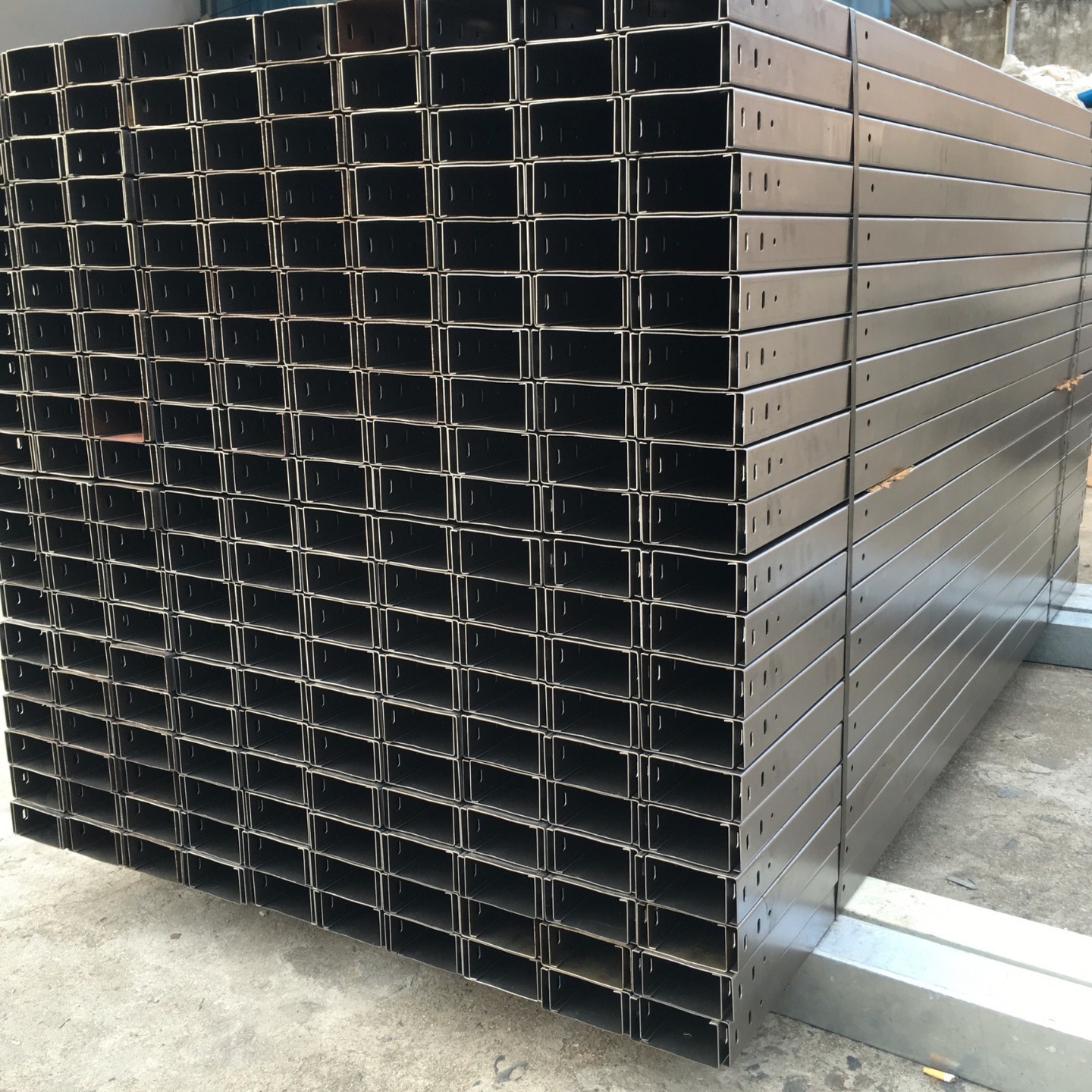 镀锌槽式桥架铁线槽钢制桥架广东支架厂家直销电缆防火防潮