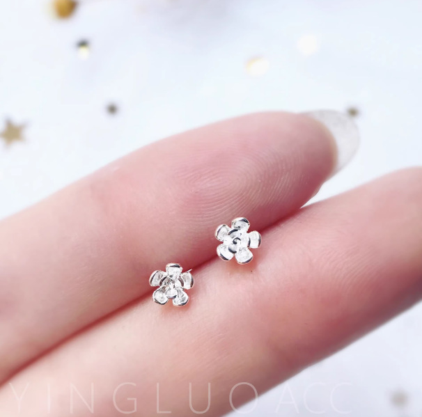 Pendientes de aro lisos para mujer, lujo ligero, pendientes de alta gama, pendientes populares, aretes de diseño exclusivo, aretes de otoño e invierno al por mayor