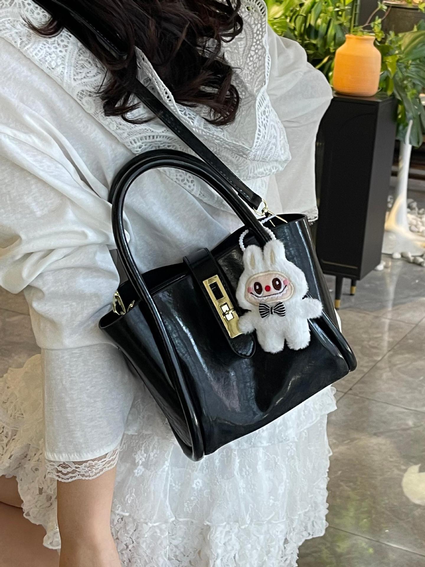 Bolso de canasta de verduras transfronterizo para mujer 2025 nuevo bolso de mensajero de viaje de moda, bolso de cubo de todo fósforo con personalidad de nicho