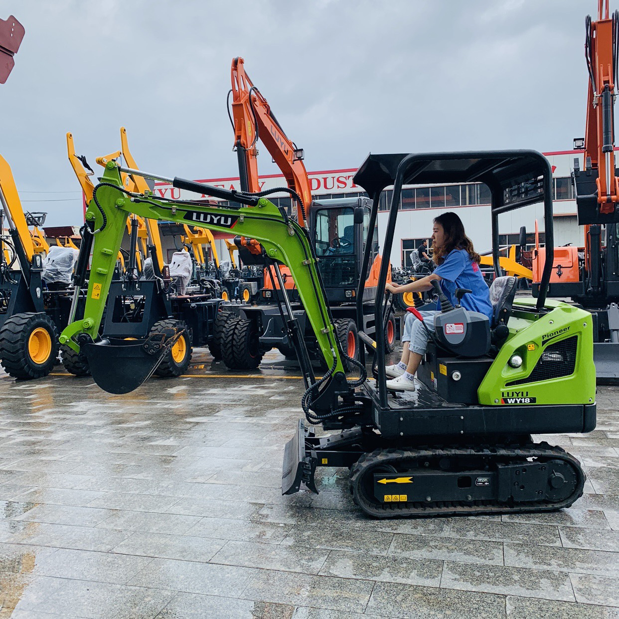 果园挖沟家用小型挖掘机地下室履带式微挖履带可伸缩