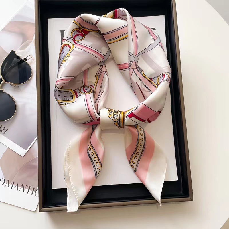 2025 primavera y otoño nuevo 70 pequeño bufandas cuadradas bufandas de seda impresión de letras estereoscópicas bufandas de seda de imitación profesional bufandas de seda al por mayor