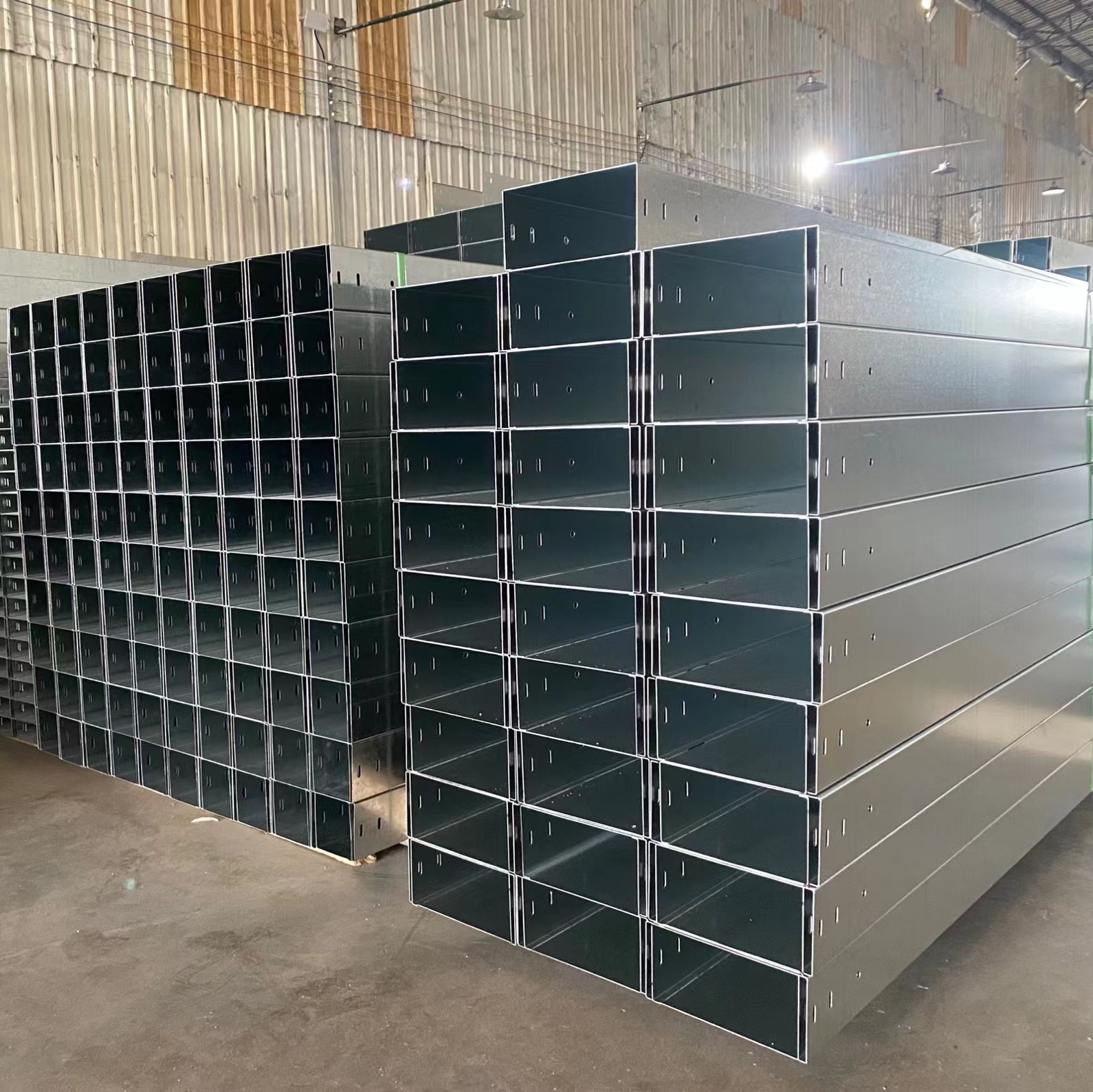 工厂专供镀锌桥架 镀锌线槽 槽式镀锌桥架 热镀锌槽盒 铁线槽