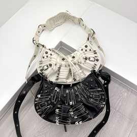 新款别针机车腋下包包2025新款月牙包手提包单肩包斜挎包女包百搭