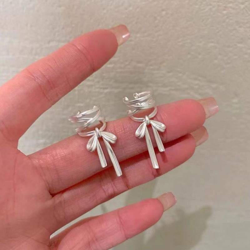 Gentle and elegant ballet-style ribbon bow ear clips for women, unique and fashionable with dynamic tassels, non-pierced ear accessories