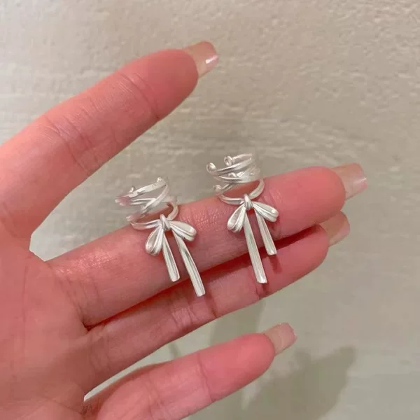 Gentle and elegant ballet-style ribbon bow ear clips for women, unique and fashionable with dynamic tassels, non-pierced ear accessories