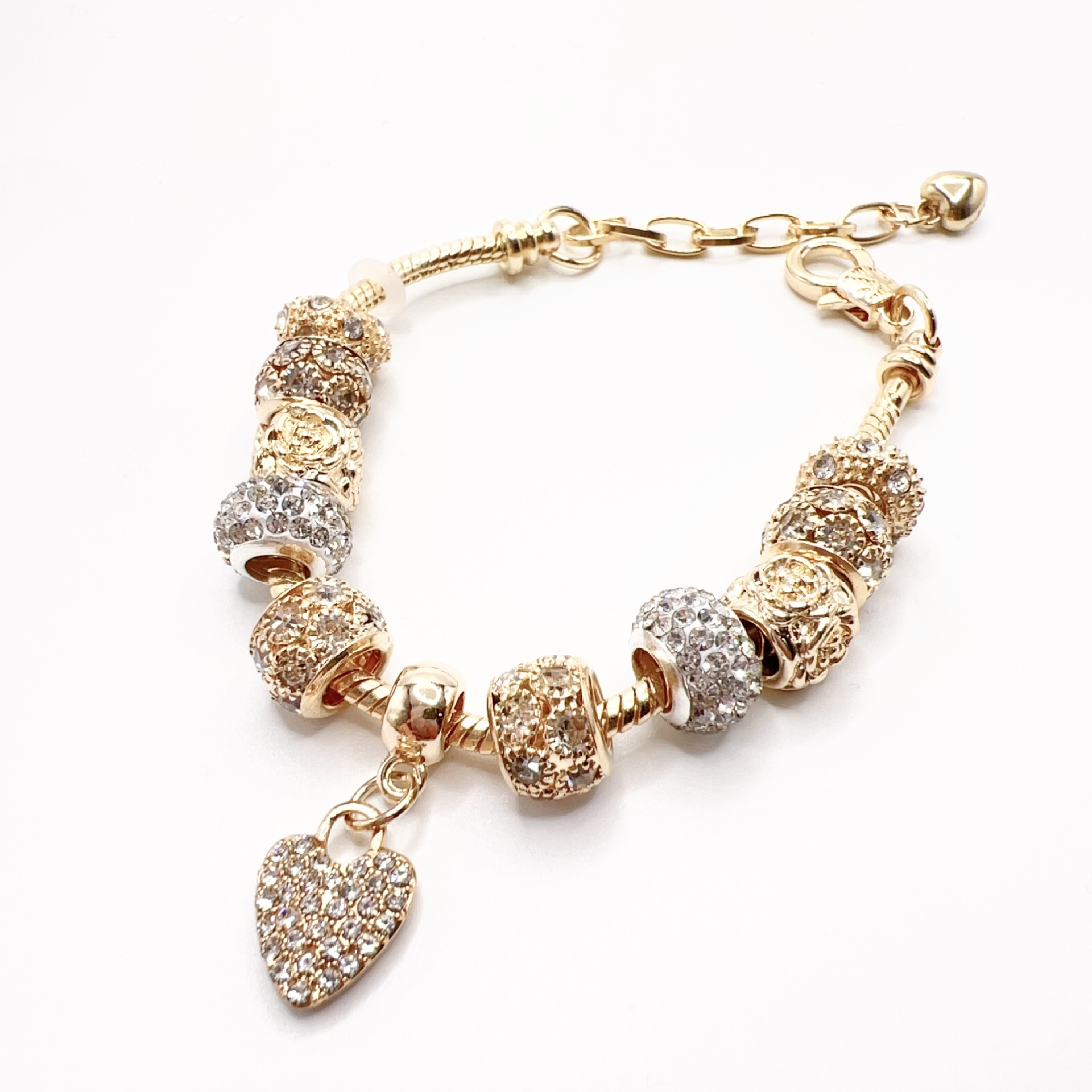 春夏の新型の小清新で甘い少女風のストライプの花の愛の蝶の数珠のブレスレットの透かし彫りのダイヤモンドの手の串